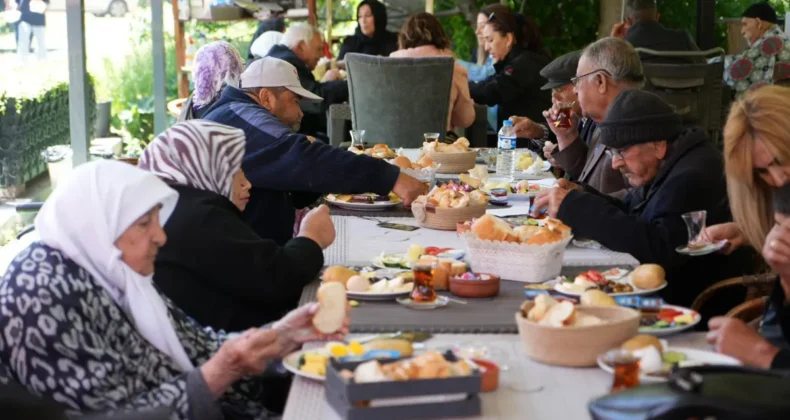 Kars’ta 65 yaş üstü vatandaşlar kahvaltıda buluştu