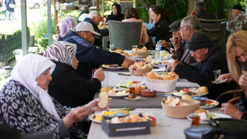 Kars’ta 65 yaş üstü vatandaşlar kahvaltıda buluştu