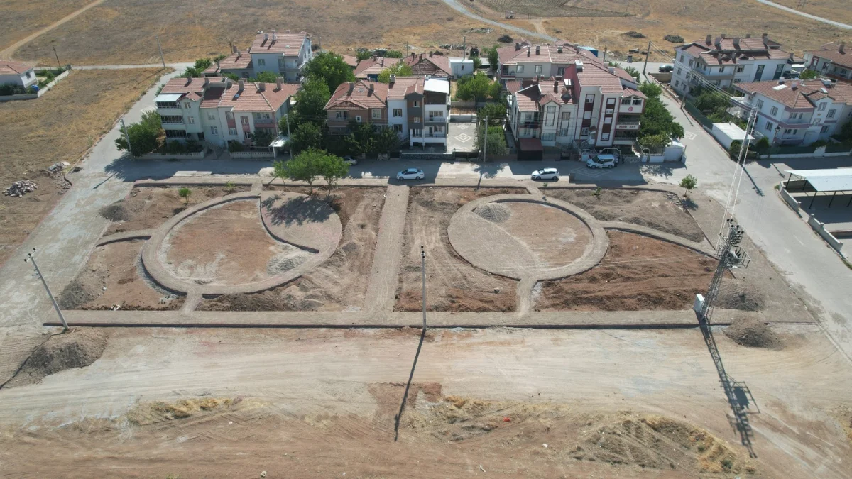 Kırşehir Belediyesi, şehrin farklı noktalarında park yapımı ve çevre düzenlemelerine