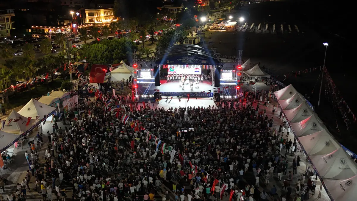 Samsun’da 35’incisi düzenlenen Uluslararası Halk Oyunları Festivali yoğun ilgi görüyor.