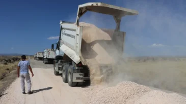 Şanlıurfa kırsalında yol çalışmaları hızlandı