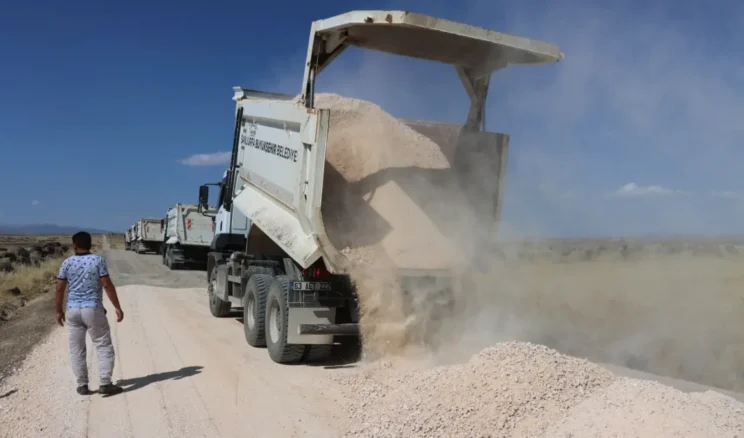 Şanlıurfa kırsalında yol çalışmaları hızlandı