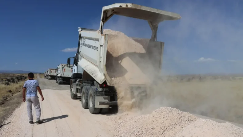 Şanlıurfa kırsalında yol çalışmaları hızlandı