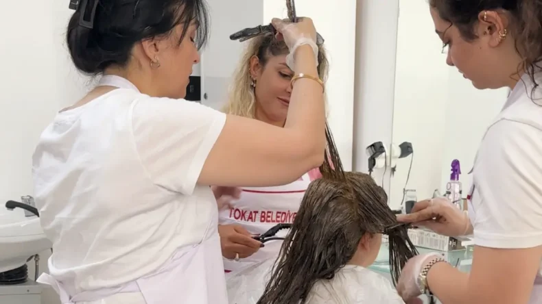 Tokat’ta 65 yaş üstüne ücretsiz kuaför hizmeti başladı