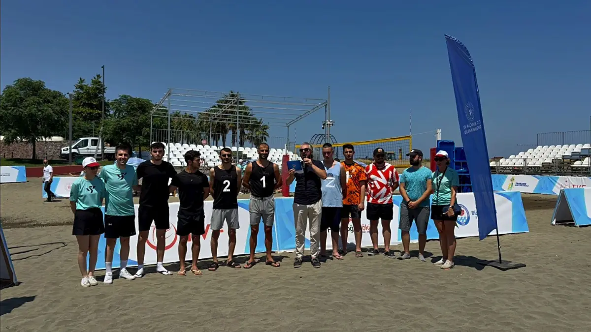 Trabzon’da vatandaşları sporla buluşturmak için Yalıncak plajında düzenlenen, Plaj Voleybolu