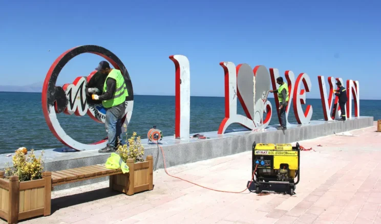 Van Gölü sahil yolunda bulunan “I Love Van” yazısı yenilendi