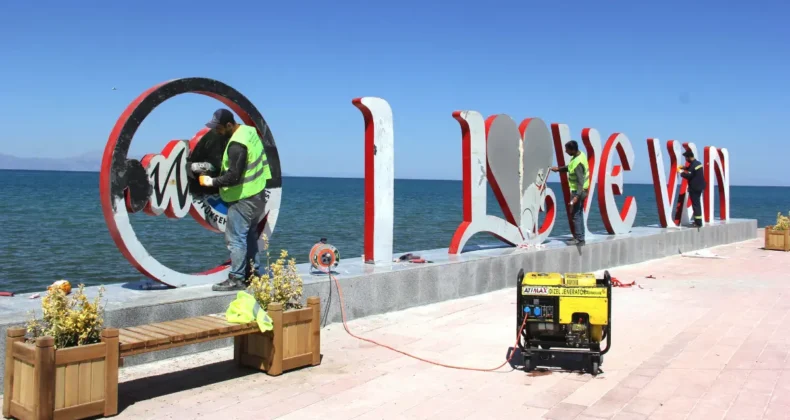 Van Gölü sahil yolunda bulunan “I Love Van” yazısı yenilendi