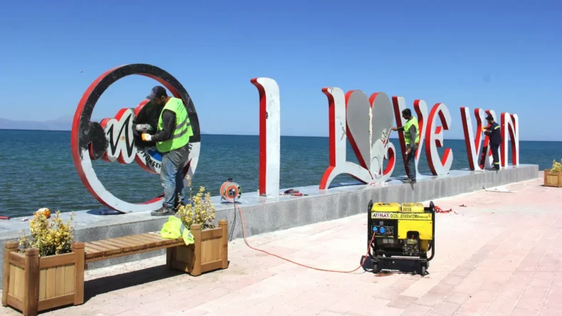 Van Gölü sahil yolunda bulunan “I Love Van” yazısı yenilendi