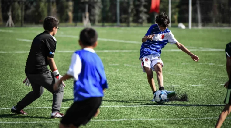 Ankara’da minikler yaz tatilinde futbolla buluştu