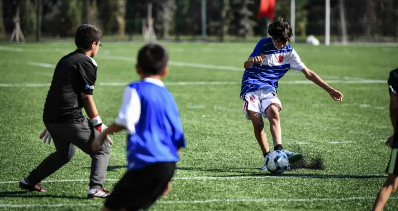 Ankara’da minikler yaz tatilinde futbolla buluştu