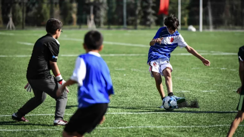 Ankara’da minikler yaz tatilinde futbolla buluştu