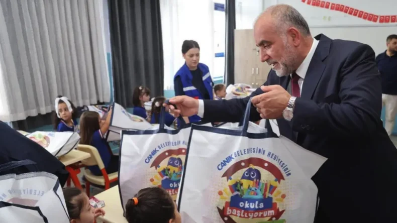 Okula başlayan tüm öğrencilere çanta ve kırtasiye seti Canik Belediyesi’nden