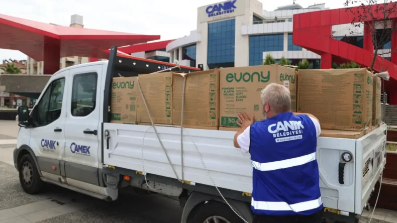 Canik Belediyesi’nden 100 bin maske hibe
