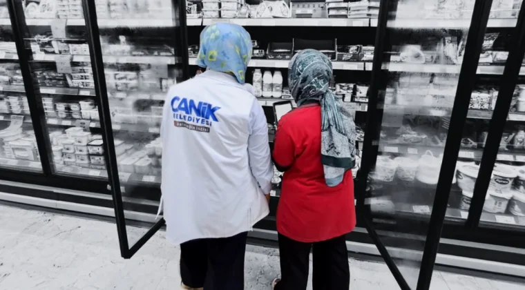 Canik zabıtası marketlerde soğuk gıda denetimi yaptı