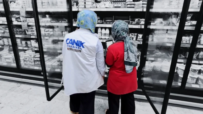 Canik zabıtası marketlerde soğuk gıda denetimi yaptı