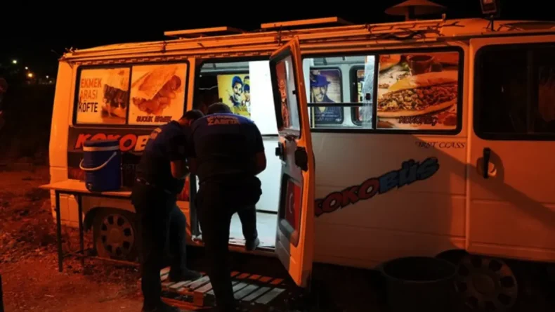 Denizli’de zabıta ekiplerinden seyyar satıcılara müdahale