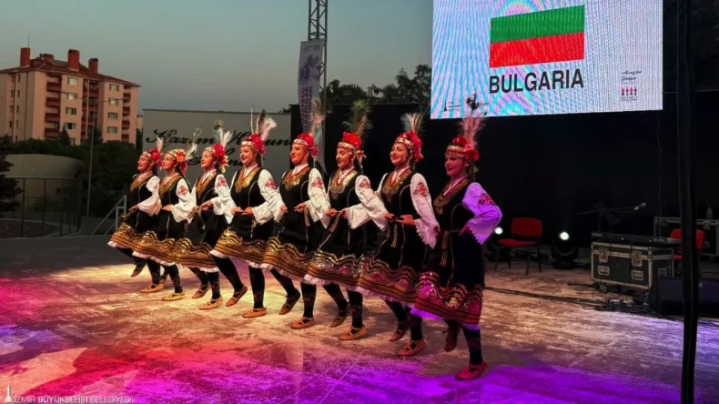 İzmir’de Uluslararası Balkanlılar Halk Dansları Festivali sürüyor