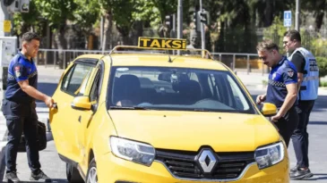 İzmir’de zabıta ekiplerinin taksi denetimi