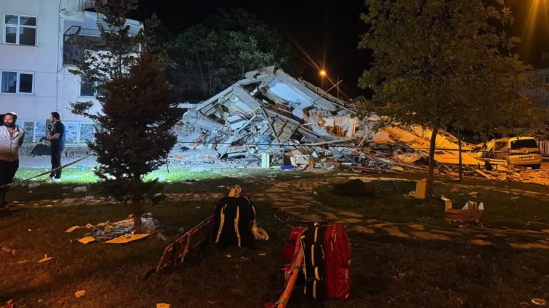 İzmir İtfaiyesi Balıkesir depreminde görev başında