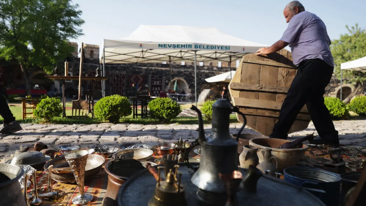 Antika meraklılarını bir araya getiren Nevşehir Antika Pazarı, Nevşehir Kalesi’nde