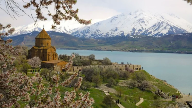 Van’da Akdamar Adası seferleri yeniden başladı