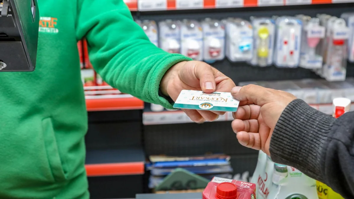 Van’da belirlenen bin 812 aileye “Sosyal Kart” ulaştırıldı. Kartlarda bulunan