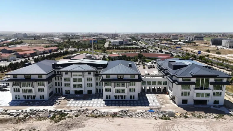 Aksaray’da yeni belediye binasında sona gelindi