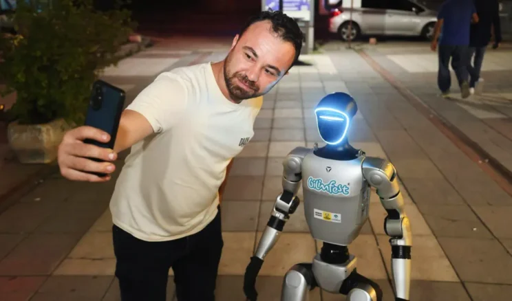 Canik’te insansı robot görücüye çıkacak