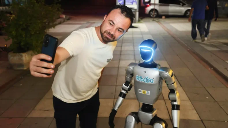 Canik’te insansı robot görücüye çıkacak