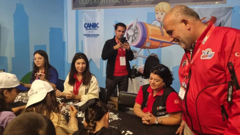 Canik Belediye Başkanı İbrahim Sandıkçı TEKNOFEST İstanbul’da gençlerle buluştu