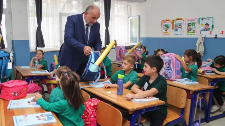 Canik’te ilkokul öğrencilerine çanta ve kırtasiye setleri teslim edildi