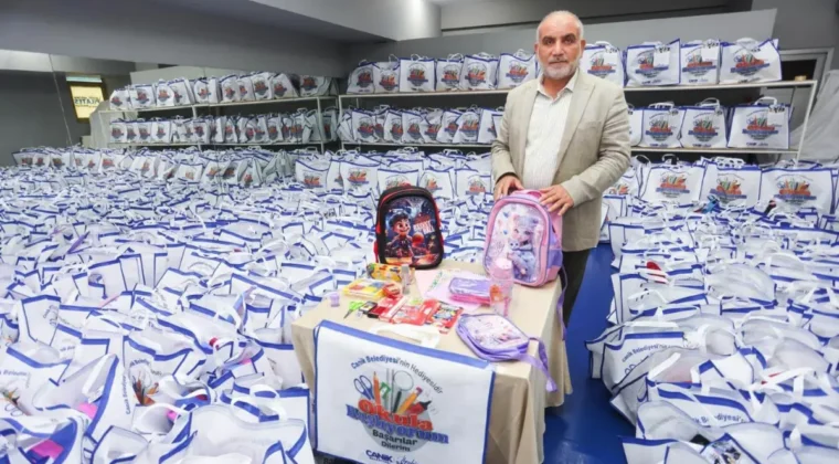 Canik Belediyesi’nden ilkokul öğrencilerine kırtasiye desteği