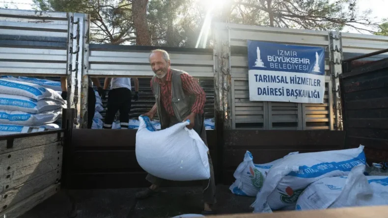 İzmir Büyükşehir’den üreticilere 40 tonluk yem desteği