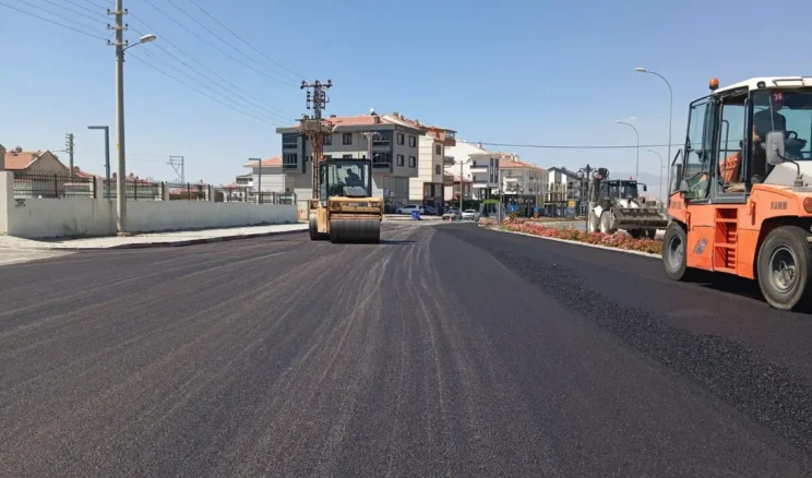 Karaman’da sıcak asfalt çalışmaları sürüyor
