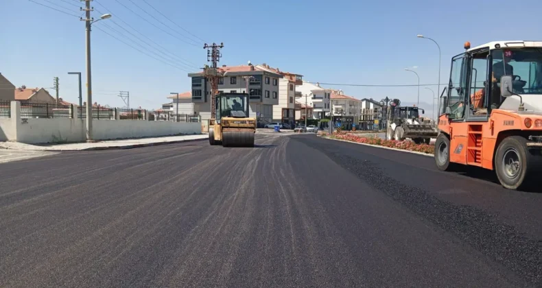 Karaman’da sıcak asfalt çalışmaları sürüyor