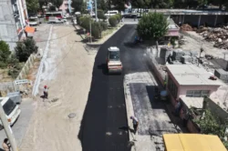 Manisa’da sıcak asfalt çalışması yapılıyor