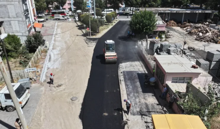 Manisa’da sıcak asfalt çalışması yapılıyor