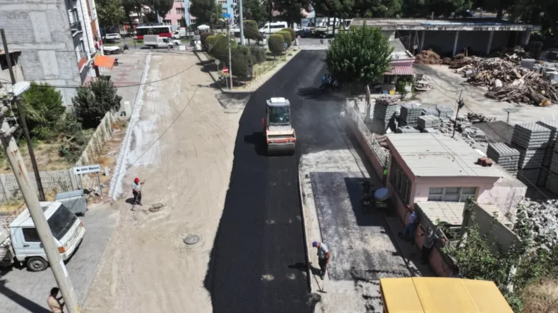 Manisa’da sıcak asfalt çalışması yapılıyor