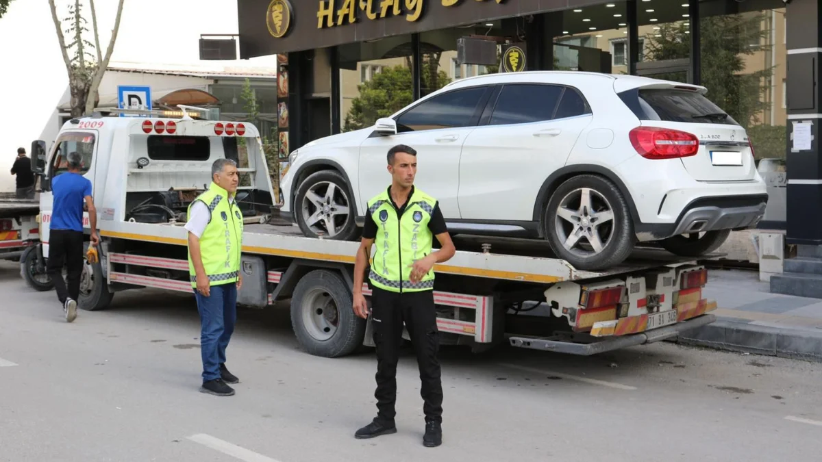 Van’da zabıta ve polis ekiplerince gerçekleştirilen trafik denetimlerini sıklaştırdı. Ekipler,