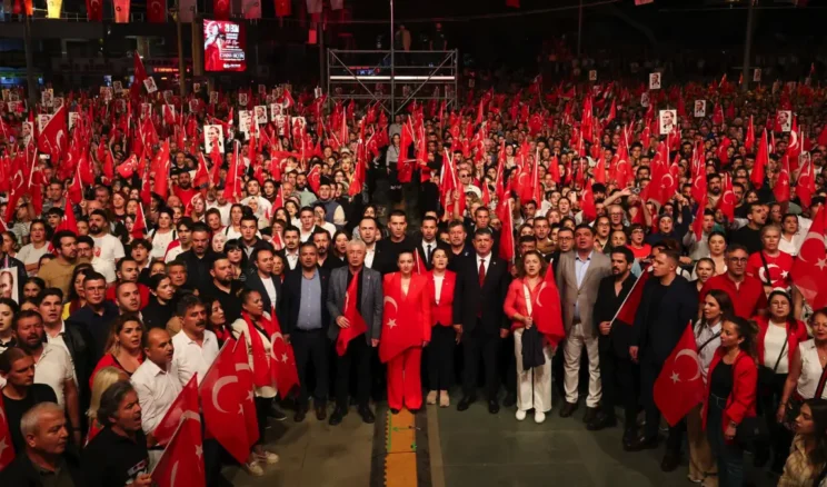 Antalya’da Cumhuriyet Bayramı’na özel fener alayı düzenlendi