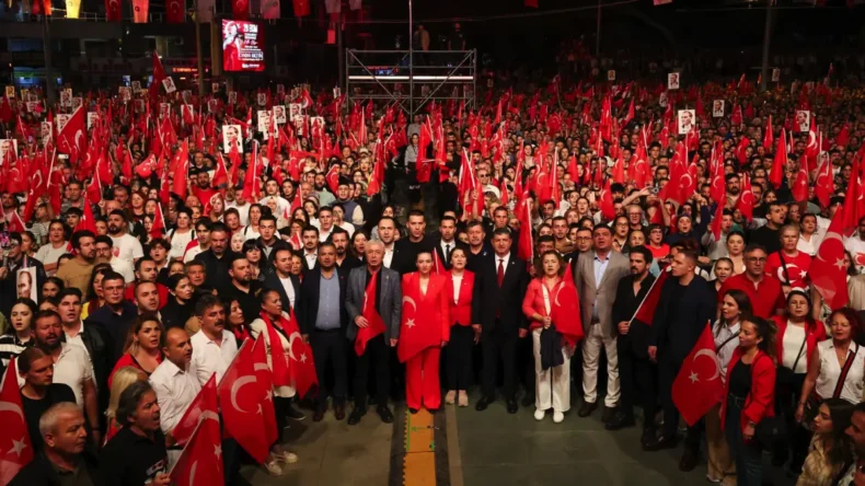 Antalya’da Cumhuriyet Bayramı’na özel fener alayı düzenlendi