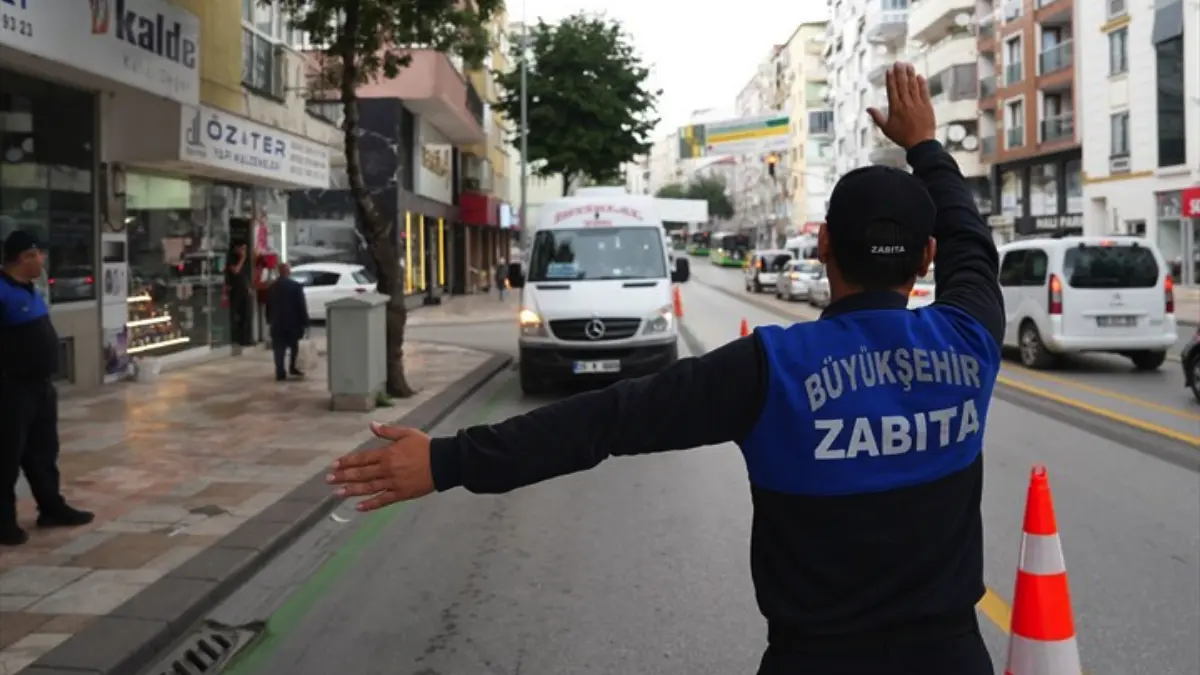 Denizli Büyükşehir Belediyesi Zabıta ekipleri, kent merkezinde şehir içi dolmuşlara