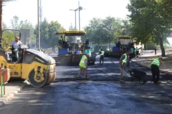 Diyarbakır Yenişehir’de sıcak asfalt çalışması yürütülüyor