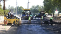 Diyarbakır Yenişehir’de sıcak asfalt çalışması yürütülüyor