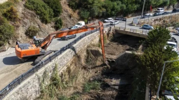 İzmir’de kış öncesi derelerde temizlik ve altyapı çalışması