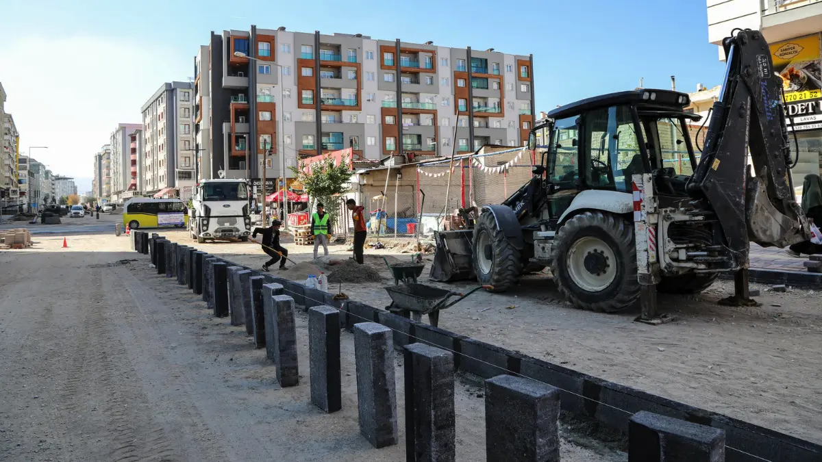 Van Büyükşehir Belediyesi, kentte yoğun olarak kullanılan güzergahlarda yenileme çalışmalarını