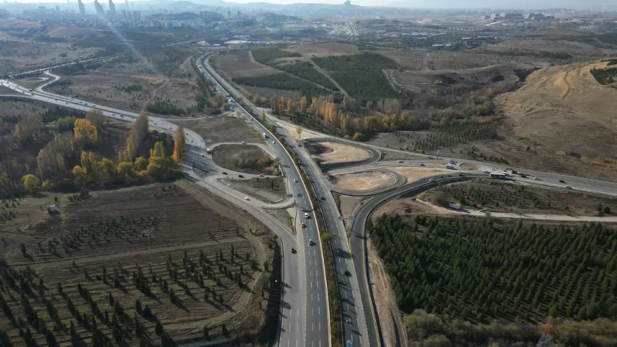 Sabancı Bulvarı-Ankara Bulvarı bağlantısındaki sinyalize kavşak, Ankara Büyükşehir Belediyesi’nin (ABB)