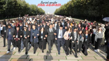 Bursalı gençler Anıtkabir’i ziyaret etti