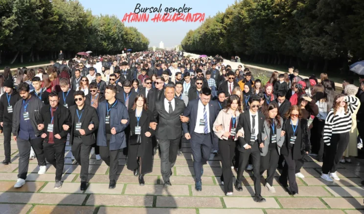 Bursalı gençler Anıtkabir’i ziyaret etti