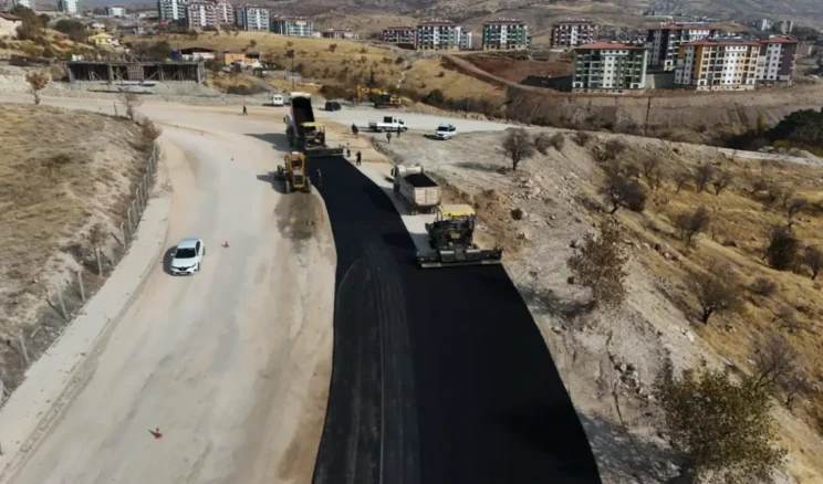 Elazığ’da yol yapım çalışmaları devam ediyor